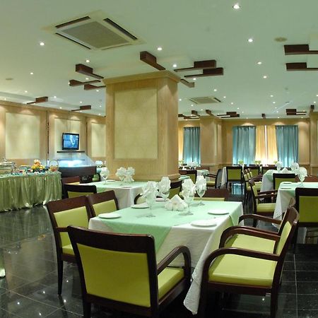 Al Muntazah Plaza Hotel Doha Exteriör bild