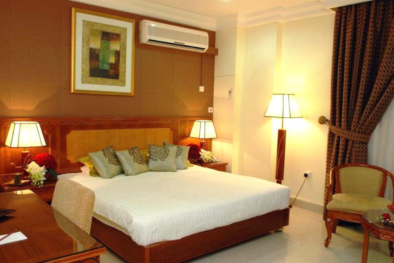Al Muntazah Plaza Hotel Doha Exteriör bild